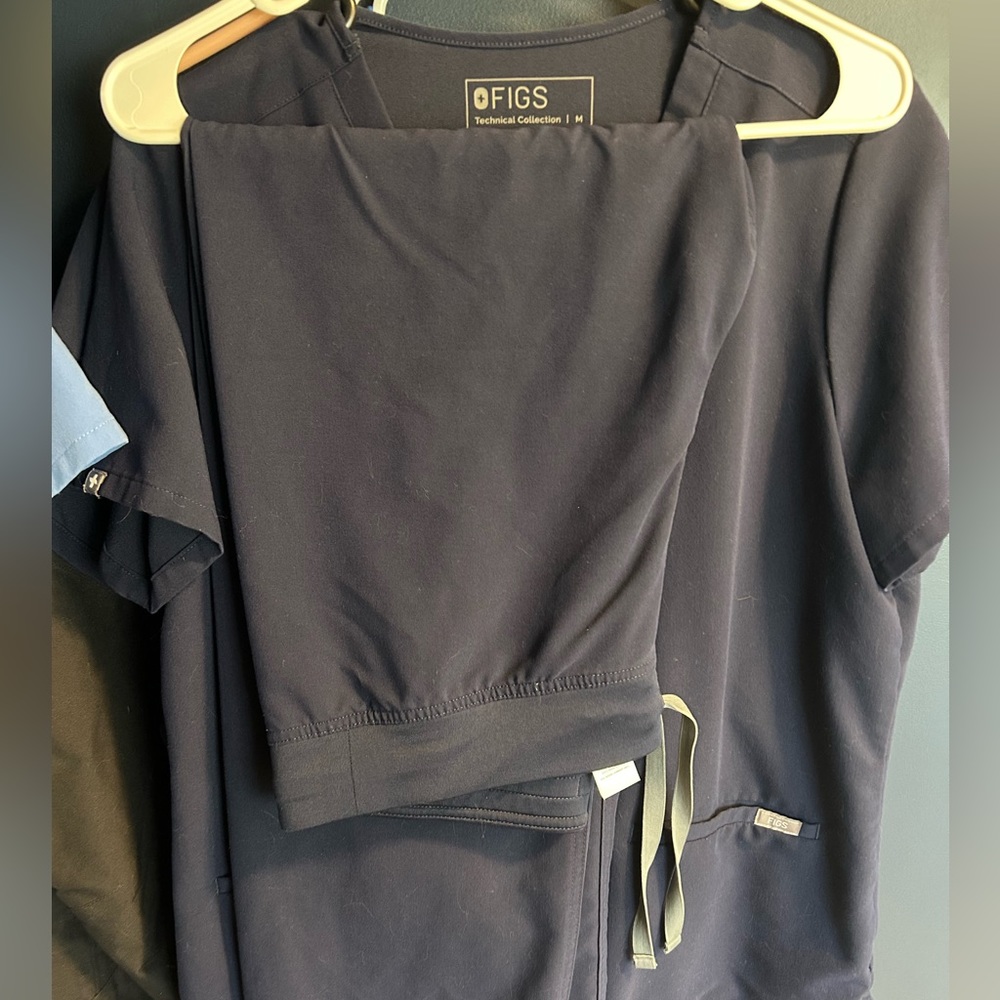 Navy blue women’s medium figs scrub pants